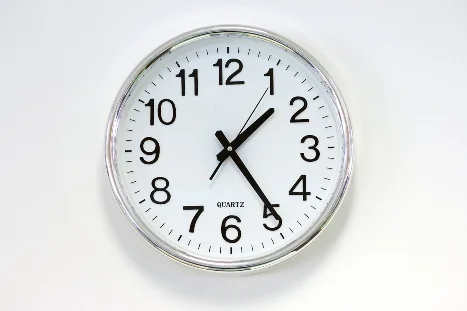 Analoge Wanduhr mit weißem Ziffernblatt